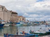 Trani Italy Map Bunte Kleine Fischerboote In Dem Historisch Bedeutenden Hafen