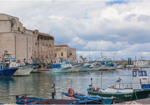 Trani Italy Map Bunte Kleine Fischerboote In Dem Historisch Bedeutenden Hafen